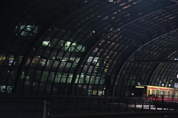 S-Bahn fährt in den Bahnhof ein