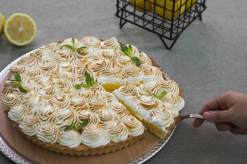 Postre porción de lemon pie 