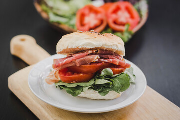 Sándwich  de jamón serrano con verduras