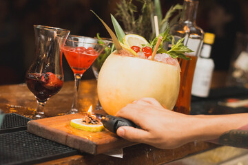 Trago tropical en melón blanco