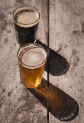 Cerveza artesanal sobre mesa de madera