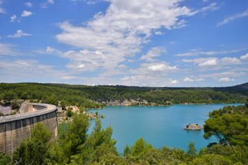 Barrage du Bimont et le lac, massif de la sainte Victoire, à Aix en Provence (13100), département...
