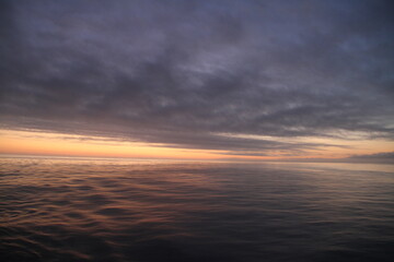 Sonneaufgang &uuml;ber dem Ozean