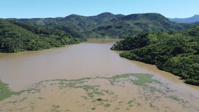 Paisaje natural en Tamazula Jalisco Mexico, Presa entre monta&ntilde;as verdes