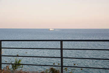 Obraz premium Panoramic view on the Tyrrhenian Sea from the balustrade along the rocky seafront. Horizon.