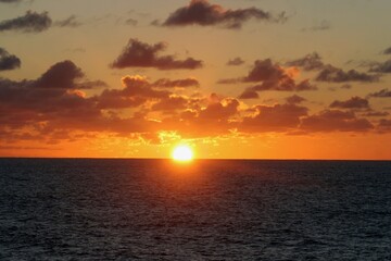 Sonnenaufgang über dem Meer