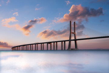 Vasco da Gama-brug bij zonsondergang. Brug van Lissabon bij zonsondergang