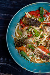 Fideos saltados con pescado a la plancha