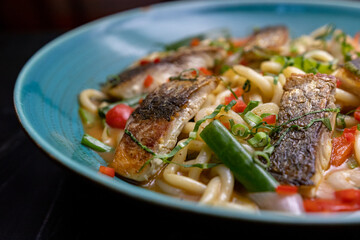 Fideos saltados con pescado a la plancha