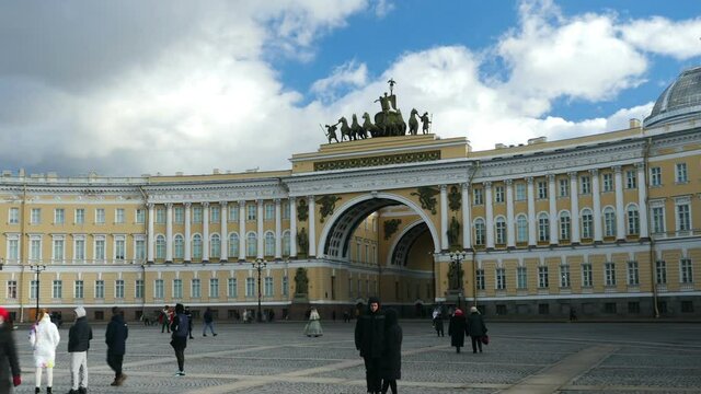 . Triumphal Arch  General Staff the Palace Square, crowds of people walk along the Palace Square, time lapse, zoon out