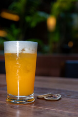 Bebida, coctel de naranja, espuma de limon para el verano