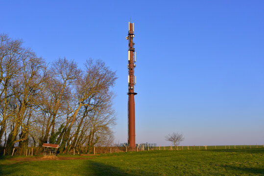 Antenne relais dans le paysage normand à Veules-les-Roses (76980), dans le département de Seine-Maritime en région Normandie, France