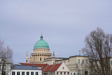Stadtlandschaft von Potsdam mit Nikolaikirche