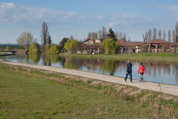 persone camminano lungo il canale d'acqua