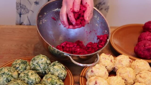 Formen von S&uuml;dtirolerkn&ouml;del mit Rote Bete.