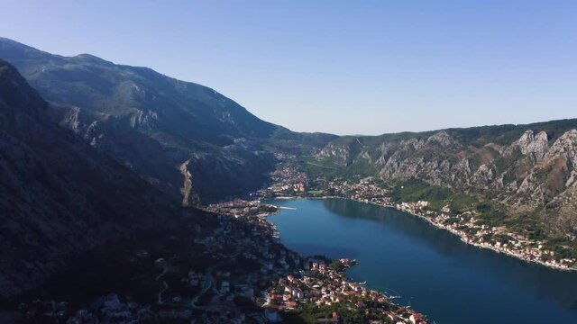 Montenegro. Boka Kotor Golf. Blick auf die malerische K&uuml;stenstadt Kotor.
