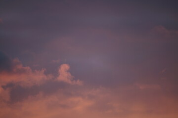 Naklejka na ściany i meble Wolken Hintergrund in blauer und orangener Tönung bei einem Sonnenuntergang