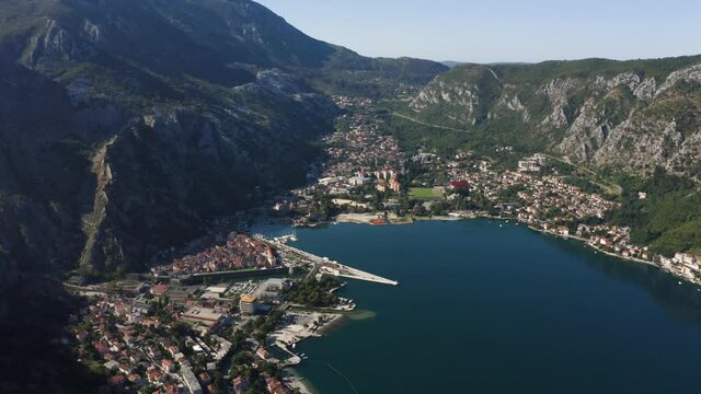 Montenegro. Boka Kotor Golf. Blick auf die malerische K&uuml;stenstadt Kotor.