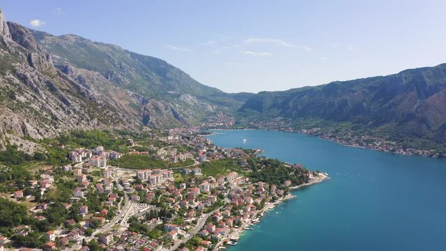 Montenegro. Boka Kotor Golf. Blick auf die malerische K&uuml;stenstadt Kotor.