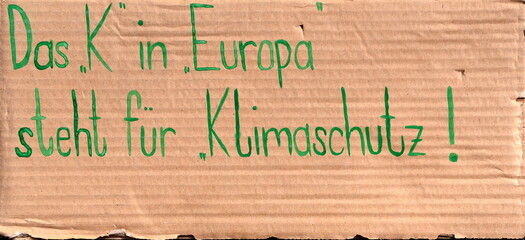 Handgeschriebener Slogan auf einer Demo: 