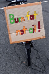 Handgeschriebenes Pappschild an einem Fahrrad: 