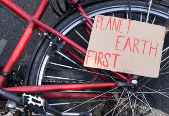 Handgemaltes Schild an einem Fahrrad: 