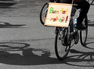 Handgeschriebenes Pappschild an einem Fahrrad: 