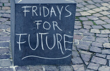 "Fridays for Future" mit Kreide auf einen Betonwürfel geschrieben