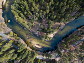 fiume nel parco nazionale dello Yosemite, nel verde primaverile