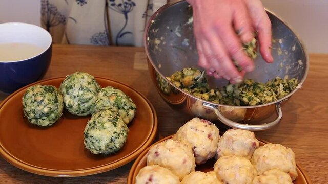 Formen von S&uuml;dtiroler Spinatkn&ouml;deln