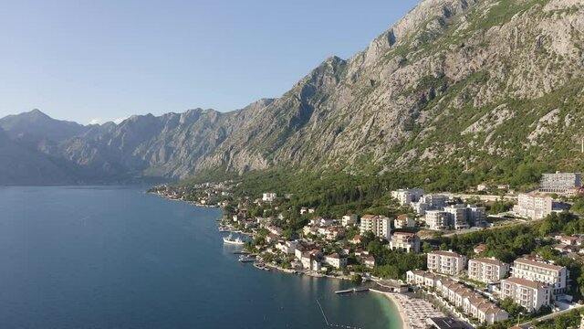 Montenegro. Boka Kotor Golf. Blick auf die malerische K&uuml;stenstadt Dobrota. Kotor.
