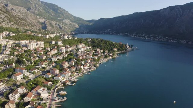 Montenegro. Boka Kotor Golf. Blick auf die malerische K&uuml;stenstadt Dobrota. Kotor.
