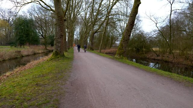 Jugentliche Fahrradfaher im Park