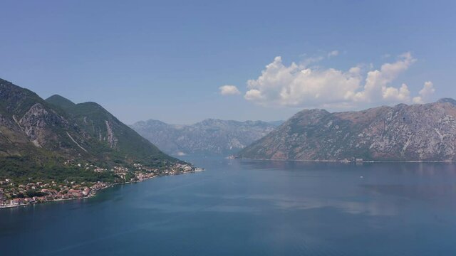 Montenegro. Boka Kotor Golf. Blick auf die malerische K&uuml;stenstadt Dobrota. Kotor.
