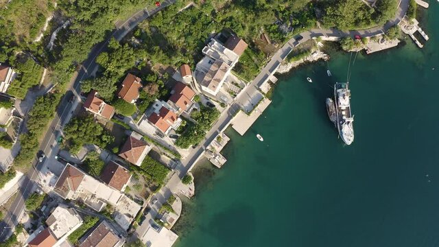 Montenegro. Boka Kotor Golf. Blick auf die malerische K&uuml;stenstadt Dobrota. Kotor.
