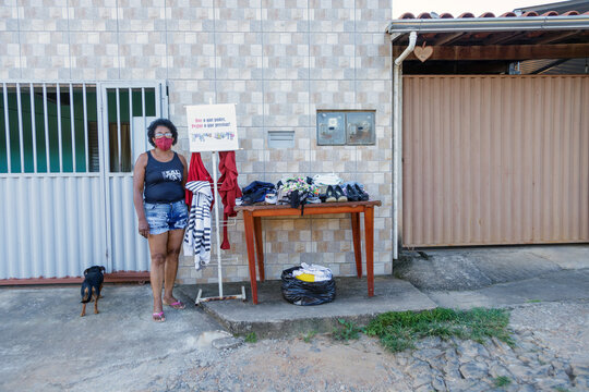 Mulher brasileira disponibiiza gratuitamente roupas para pessoas carentes