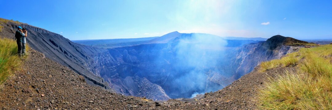 Au bord du crat&egrave;re du volcan Masaya au Nicaragua