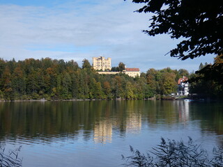 Fototapeta na wymiar Schloss Hohenschwangau spiegelt sich im Alpsee
