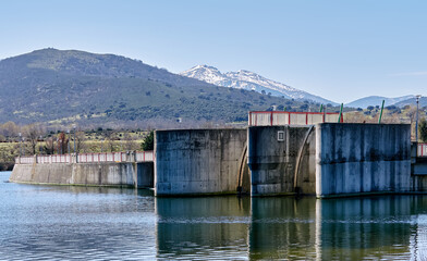 Hermoso paisaje en la zona del pantano de Pont&oacute;n y monta&ntilde;as de Castilla y Le&oacute;n, en palazuelos de Eresma, Segovia, Espa&ntilde;a. Sendero llamado senda verde.