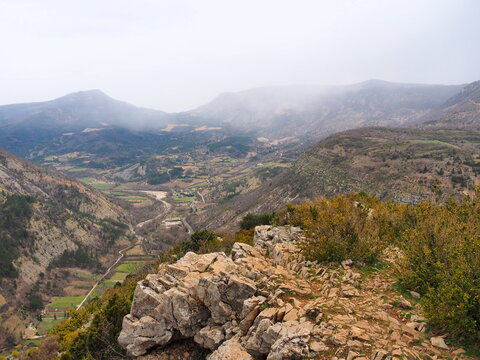 Saint May, rocher du caire et les vautours, dans la Dr&ocirc;me proven&ccedil;ale.
