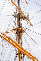 帆船のオレンジ色のヤード