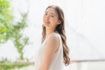 若い日本人女性　ヘアーケア　ビューティ　イメージ