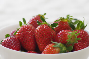 白い食器に入った新鮮な苺