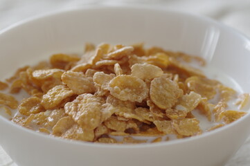 白い食器に入ったコーンフレーク