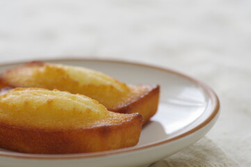 皿に乗ったフィナンシェ（焼き菓子）