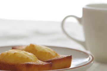 皿に乗ったフィナンシェ（焼き菓子）