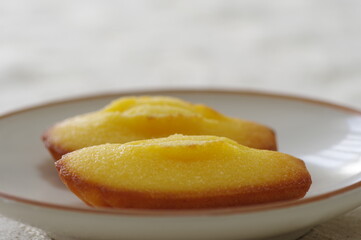 皿に乗ったマドレーヌ