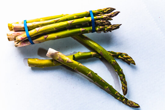 white table asparagus