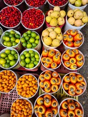 Caju, seriguela, limão, goiaba e acerola à venda em um mercado de rua