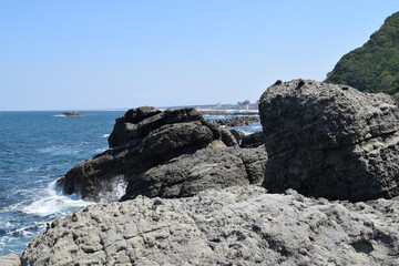 奇岩怪石の磯が続く庄内海岸の岩場